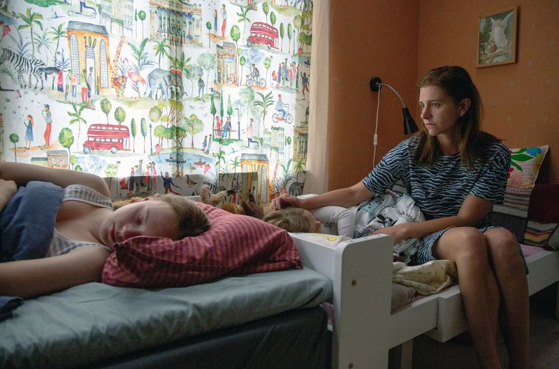 Leena Niemitalo (Kreeta Salminen, rechts) macht sich große Sorgen: Ihr Mann ist verschwunden.