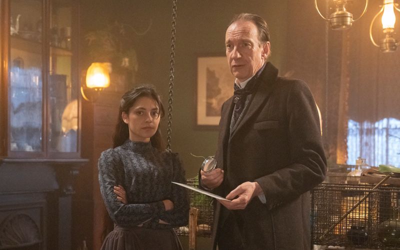 Von Benedict Cumberbatch bis Robert Downey Jr.: Sherlock Holmes war in den vergangenen Jahren ein gerne adaptierter Stoff. In der neuen Serie "Sherlock & Daughter" (MagentaTV, ab 1. Februar) wird der Kultdetektiv von "Harry Potter"-Star David Thewlis verkörpert - und vor zweierlei Rätsel gestellt: ein mysteriöser Mord und seine potenzielle Tochter Amelia (Blu Hunt).