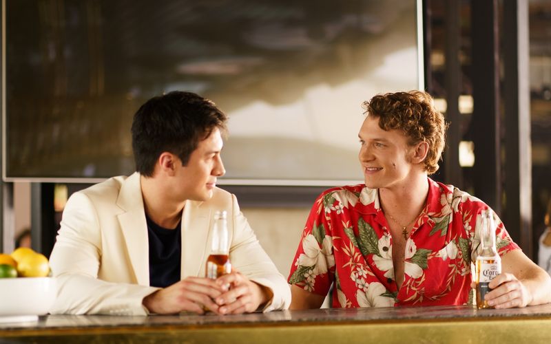 Auf dem Eis sind sie Konkurrenten, aber hinter verschlossenen Türen kommen Shane Hollander (Hudson Williams, links) und Ilya Rozanov (Connor Storrie) sich bald näher.