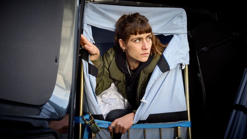 Jule Zabek (Sophie Pfennigstorf) will Detlev Schulte das Handwerk legen, der einen Mann getötet und eine Frau in seiner Gewalt hat.