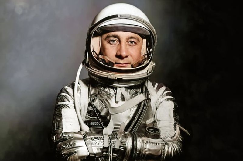 1959: Gus Grissom ist vor dem Apollo-Programm einer der sieben Mercury-Astronauten (Mercury Seven). Er sollte die Mission Apollo 1 leiten.