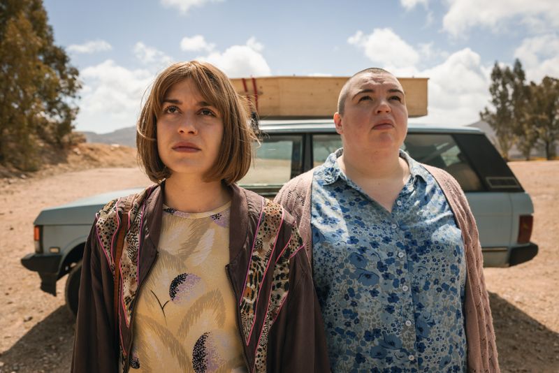 Anna (Emma Rotsaert, links) ist todkrank. Ihr letzter Wunsch besteht darin, gemeinsam mit ihrer Schwester Kat (Marjan De Schutter) in dem Auto ihrer Eltern von Belgien nach Spanien zu fahren.