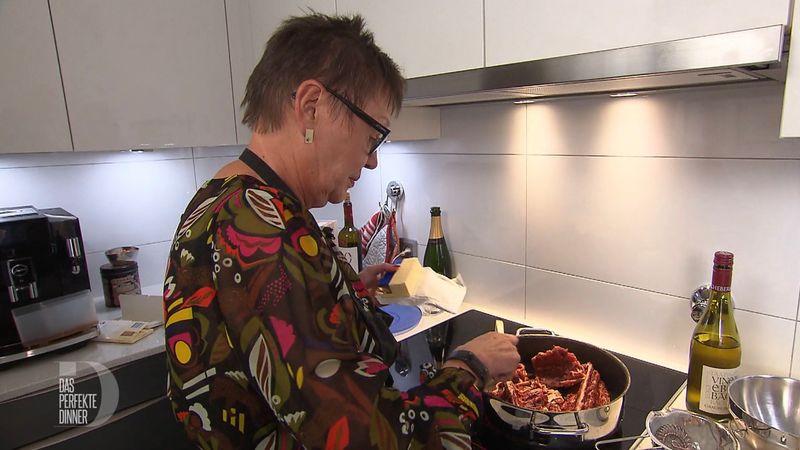 Alida setzt die Soße zum Rehbraten an.