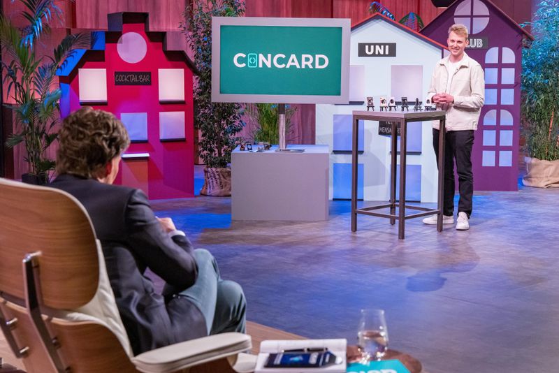 Eine Schutzhülle für Kondome im Portemonnaie: Gründer Patrick Beyer (rechts) stellt den verblüfften Löwen seine Start-up-Idee vor.