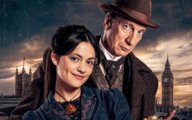 Obwohl Arthur Conan Doyle bereits 1930 starb, lebt seine bekannteste literarischen Figur, der geniale Privatdetektiv Sherlock Holmes, in unzähligen Film- und Fernsehproduktionen weiter. Etwa in Gestalt David Thewlis, der jetzt in "Sherlock & Daughter" (ab 29. Januar verfügbar bei MagentaTV) zu sehen ist. Die Galerie zeigt, welche Schauspieler sonst noch in der Rolle der legendären Spürnase zu sehen waren.