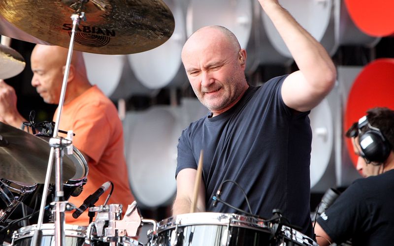 Wegen seines angeschlagenen Gesundheitszustandes kann Phil Collins seit 2009 nicht mehr Schlagzeug spielen. Als er es noch konnte, gehörte der britische Sänger, Songwriter und Schlagzeuger zu den Besten des Fachs. Bei der Rock-Pop-Band Genesis, aber auch als Solokünstler hatte er das immer wieder bewiesen. Am 30. Januar feiert er seinen 75. Geburtstag, weshalb wir ein Ranking erstellt haben mit den größten Drummern aller Zeiten.