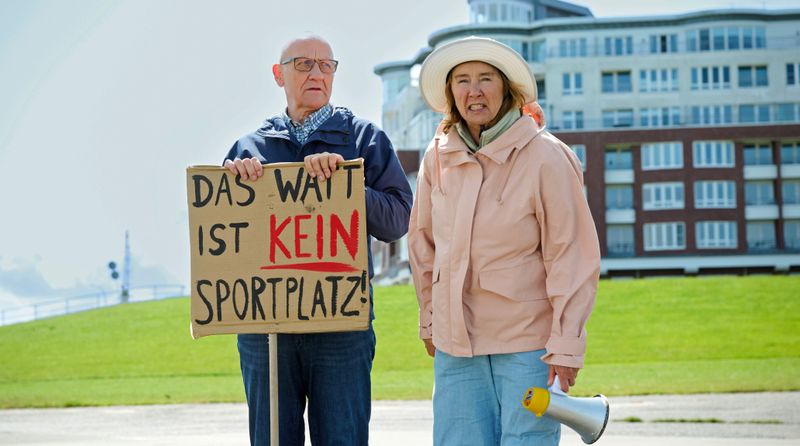 Eben noch protestierte Adele Husom (Imke Büchel) mit ihrem Mann Ingmar (Karl Kranzkowski) gegen das Schlickschlittenrennen, kurze Zeit später ist die Umweltaktivistin tot.
