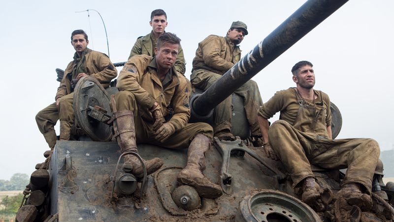 "Der beste Job, den ich jemals hatte" - ein bisschen Zynismus hilft der "Fury"-Crew über die Schrecken des Krieges hinweg. Von links: Boyd Swan (Shia LaBeouf), Don "Wardaddy" Collier (Brad Pitt), Norman Ellison (Logan Lerman), Trini Garcia (Michael Peña), Grady Travis (Jon Bernthal). 