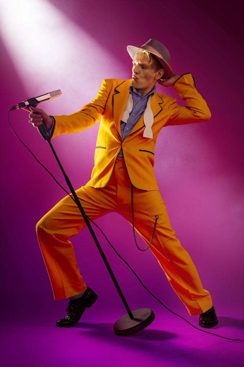 Grundlage für "Heroes" ist eine von David Bowie selbst veröffentlichte Liste von Büchern, die sein Leben und seine Musik in besonderer Weise prägten.