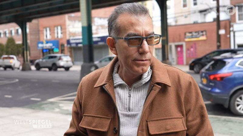 Supermarktbetreiber Carlos Collado sagt im "Weltspiegel Extra": "Wir müssen damit beginnen, einiger der Leute loszuwerden, die wir definitiv hier nicht brauchen."