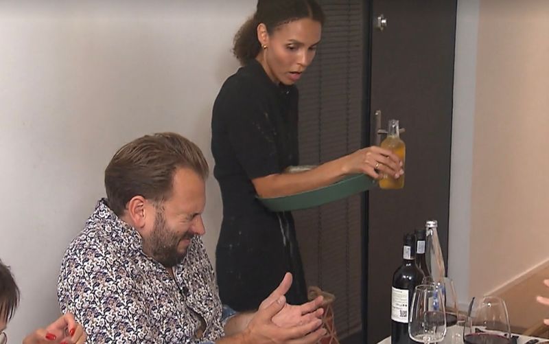 Ups! Gastgeberin Kim verpasst Alida und Markus unabsichtlich eine Bierdusche.