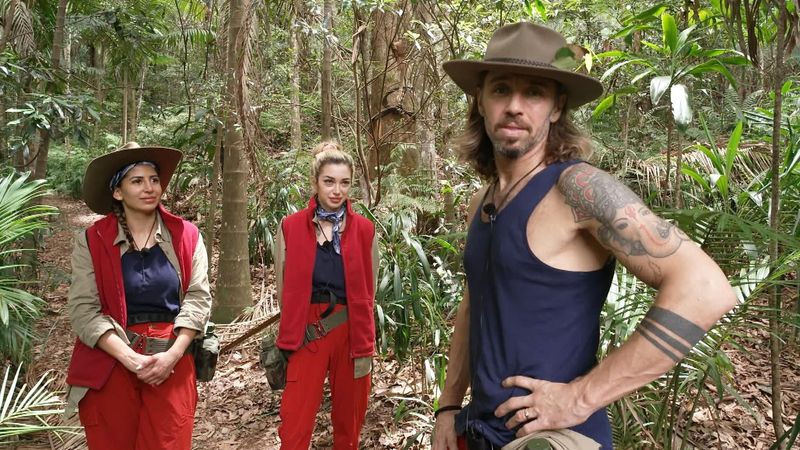 Nach der Dschungelprüfung kommt es zum Streit zwischen Eva (links), Ariel und Gil.