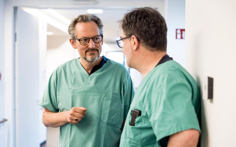 Eckart von Hirschhausen lässt sich von dem Diabetologen Dr. Jan Theil (rechts) erklären, wie stark Zucker sämtliche Organe und Blutgefäße im Körper schädigt.