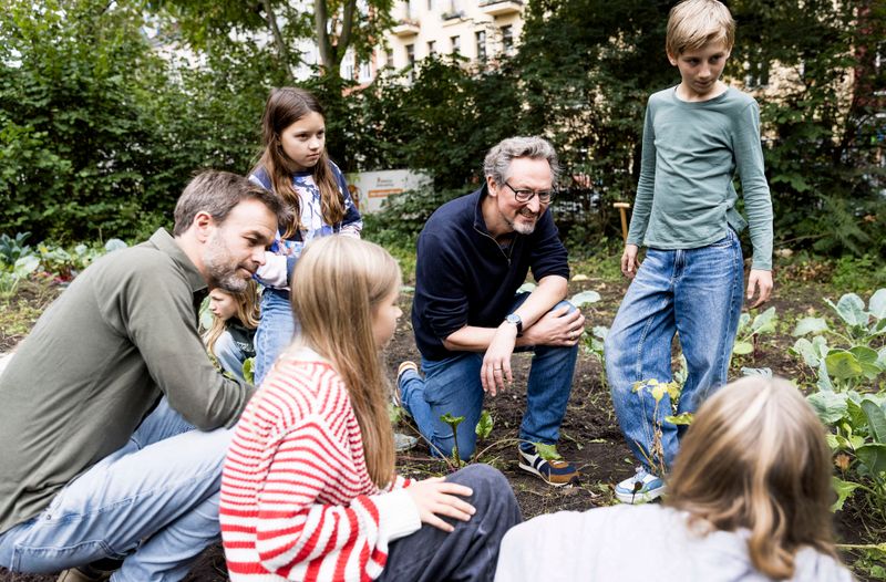 Richtige Ernährung hilft, sagt Dr. Eckart von HirschhausenHirschhausen. Hier trifft er Dr. Christoph Schmitz (links) vom gemeinnützigen Verein "Acker", der gerade mit Kindern an einer Berliner Grundschule Kohlrabi und Rote Bete erntet.