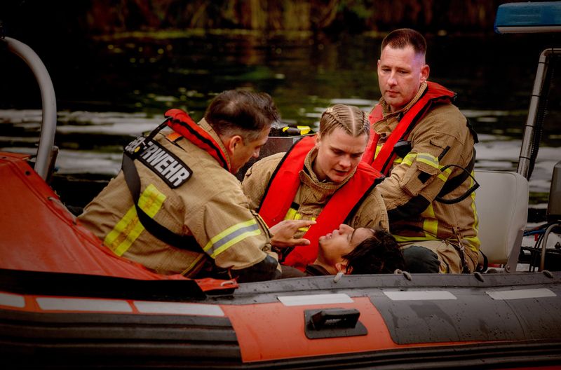 Bei ihrem ersten Einsatz in der zweiten Staffel wird das Team zum Einsatz an den Neckar gerufen. Die Feuerwehrleute Markus (Max Hemmersdorfer, links) und Billy (Anna Schimrigk) retten einen ertrinkenden Jugendlichen, der Drogen konsumiert hat und in den Fluss gegangen ist.
