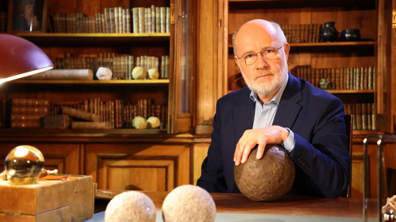 Harald Lesch will herausfinden, warum sich in so vielen Weltgegenden und bei so unterschiedlichen Völkern Kugel-Skulpturen entdecken lassen.