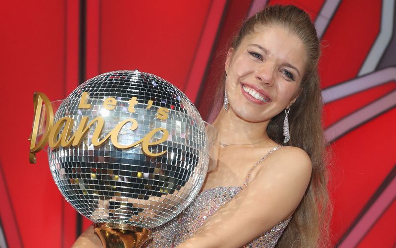 Victoria Swarovski strahlte sehr, als sie 2016 den Pokal "Dancing Star" in die Höhe lupfen durfte.