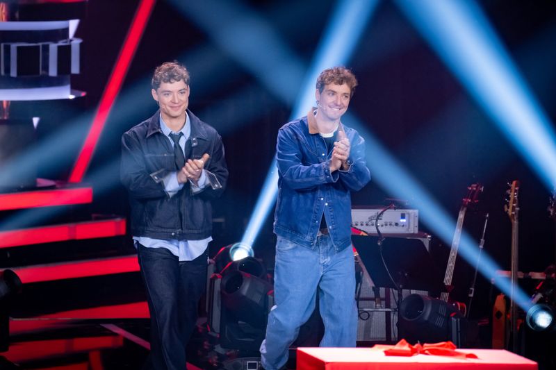 Roman Lochmann (links) spricht im Interview offen über die Blind Auditions: "Das ist schon brutal. Du musst in Sekundenbruchteilen entscheiden: buzzern wir oder buzzern wir nicht?" Gemeinsam mit seinem Bruder Heiko ist er Teil der neuen Staffel von "The Voice Kids".