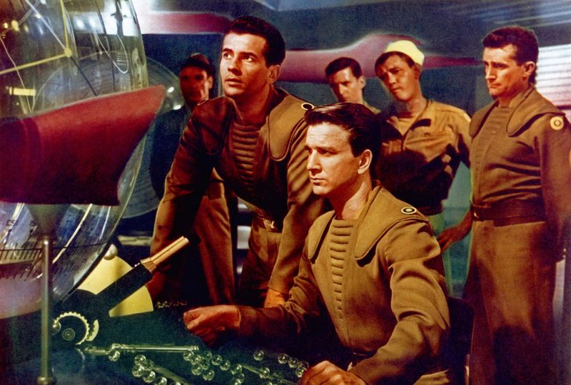 Ein früher Captain Kirk? Leslie Nielsen (vorne) in seiner ersten großen Filmrolle als Raumschiff-Commander in "Alarm im Weltall" im Jahr 1956.