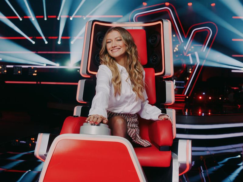 Die Sängerin Leony sitzt erstmals auf dem roten Stuhl.