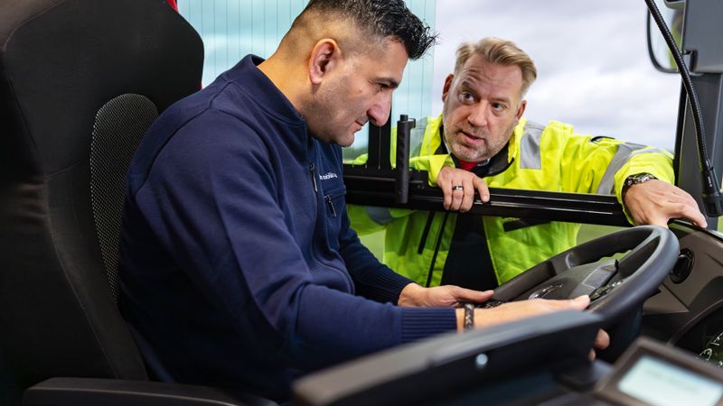 Höchste Aufmerksamkeit erforderlich: Fahrlehrer Bastian Peters (rechts) schult Kemal Isci in den Tücken des Busfahrens. Viel Zeit für die Ausbildung bleibt nicht.