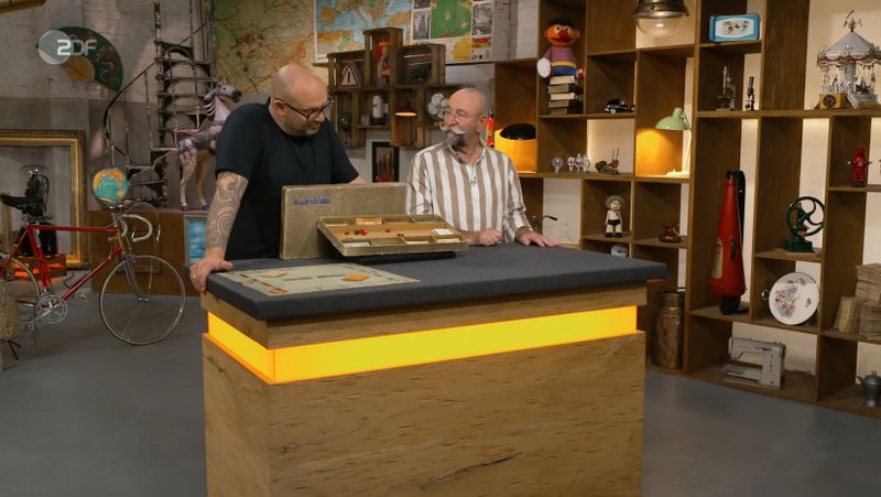 Vergessen schien das alte Pech. Gesellschaftsspiele hatten es Lichter nach wie vor angetan. Umso größer war die Freude, als ein echter Klassiker den Weg ins Studio fand: Ein historisches Monopoly stand zum Verkauf.