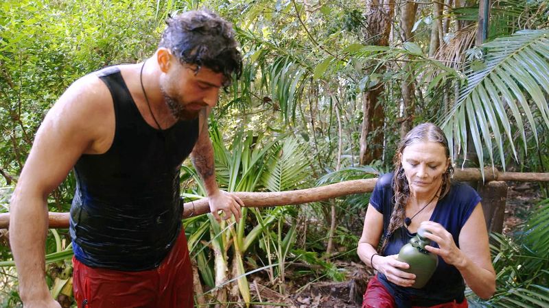 "Team Chaos", Umut (l.) und Nicole, kehrt ohne Schatz ins Camp zurück. 