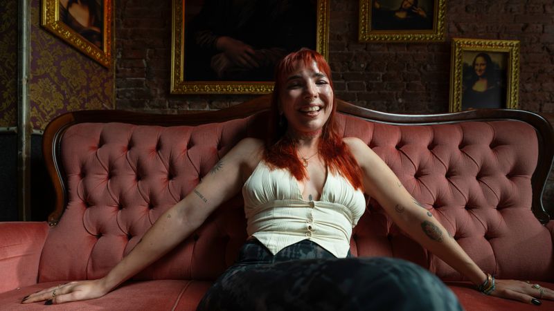 Janine ("Nine") ist 30 Jahre alt und hatte noch nie Sex oder eine Beziehung.