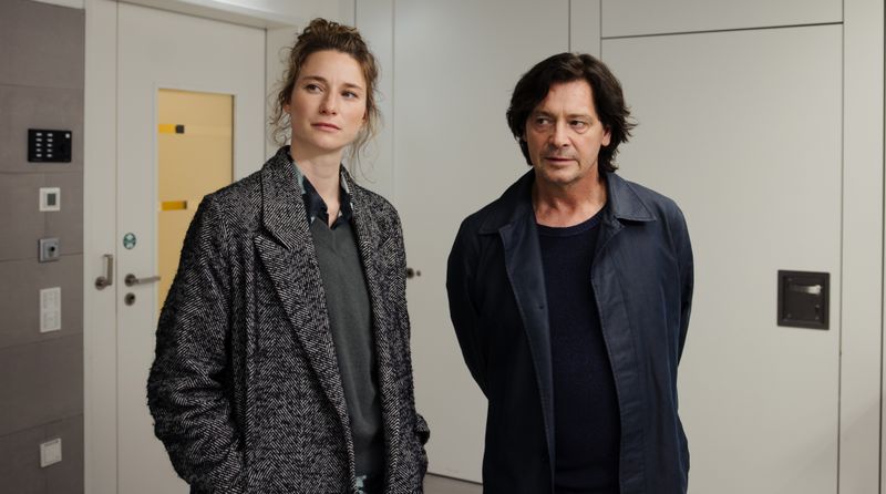 Nach dem Mord an dem Studenten Peter wollen Kommissarin Anna Grünwald (Lisa Schützenberger) und Kriminalpsychologe Meiberger (Fritz Karl) an der Uni mit Peters Kommilitonen sprechen und seinen Professor befragen.