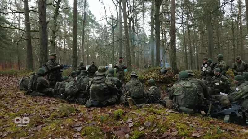 Bei der Bundeswehr gehören in der Ausbildung lange Stunden im Wald, schweres Gepäck und wenig Schlaf zum Alltag.
