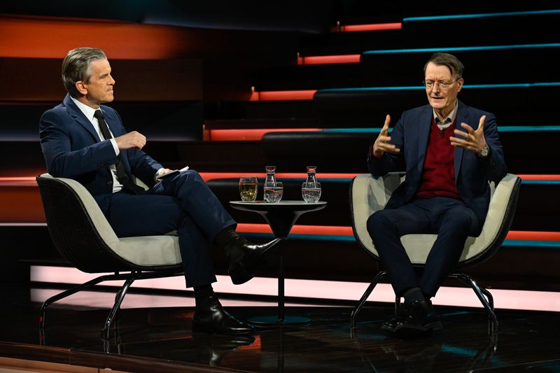 Es sei "Unsinn", dass der Bundeskanzler die "ausbaufähige Arbeitsmoral" der Deutschen moniert habe, beklagte Karl Lauterbach (rechts) im ZDF-Talk.