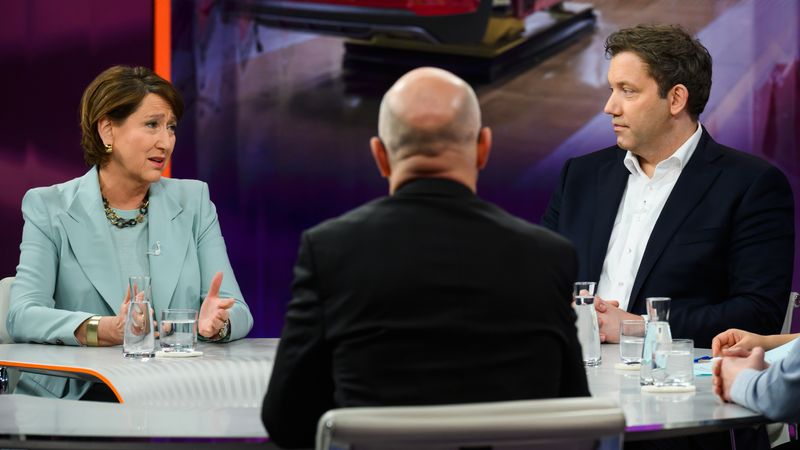 Vizekanzler Lars Klingbeil (SPD) und Hildegard Müller (58), Chefin des Auto-Verbands VDA, diskutierten nicht nur über den Wirtschaftsstandort Deutschland, sondern auch über die "Lifestyle-Teilzeit"-Debatte.