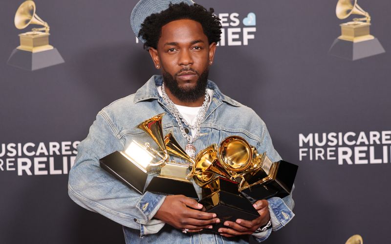 Er räumte bei der Grammy-Verleihung 2025 ab und auch dieses Jahr geht Kendrick Lamar mit neun Nominierungen als Favorit ins Rennen: Wenn in der Nacht von Sonntag auf Montag in den USA abermals die Grammy Awards vergeben werden, könnte sich der Rapper sogar in die Lister der größten Gewinner aller Zeiten eintragen. Wir blicken auf die ewigen Rekordhalter des wichtigsten Musikpreises der Welt. 