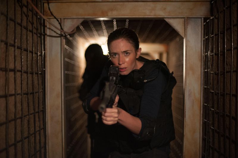 Kate Macy (Emily Blunt) erstürmt mit ihren Kollegen einen geheimen Tunnel, der nach Mexiko führt.