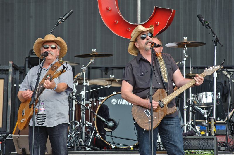 Sie avancierten in den 70eer-Jahren zu einem der größten Country-Acts: Die Brüder Howard (links) und David Bellamy verbanden traditionelle Sounds mit eingängigen Pop-Melodien und feierten damit große Erfolge. Mit lässigem Sound und harmonischem Gesang prägten sie das Genre nachhaltig - und landeten internationale Hits wie "Let Your Love Flow", "If I Said You Had a Beautiful Body Would You Hold It Against Me" und "Redneck Girl". 