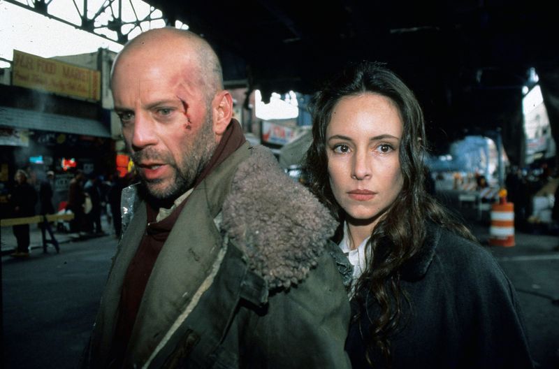 Um die Erde vor dem sicheren Ende zu bewahren, entführt James Cole (Bruce Willis) die Psychiaterin Dr. Kathryn Railly (Madeleine Stowe). 
