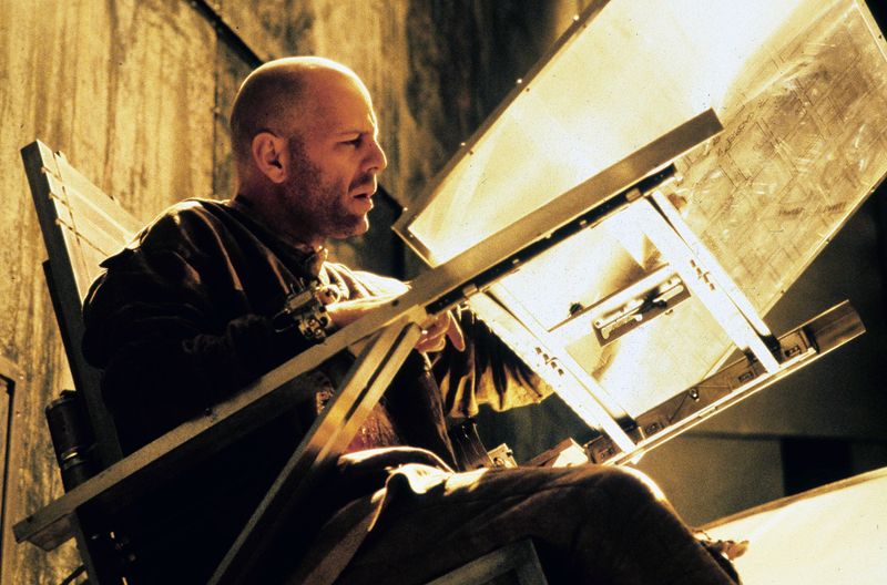 Im Jahr 2035 erhält der Schwerverbrecher James Cole (Bruce Willis) den Auftrag, die Ursachen einer weltweiten Virus-Epidemie zu ergründen. 