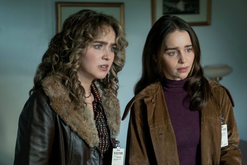 Haley Lu Richardson (links) und Emilia Clarke werden in "Ponies" auf WOW und Sky Atlantic plötzlich zu Agentinnen im Kalten Krieg.