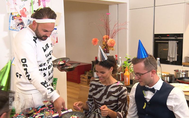 Beim Dessert ahnt er es noch nicht - doch Basti (rechts) gewinnt "Das perfekte Dinner" in Aachen mit 35 Punkten.