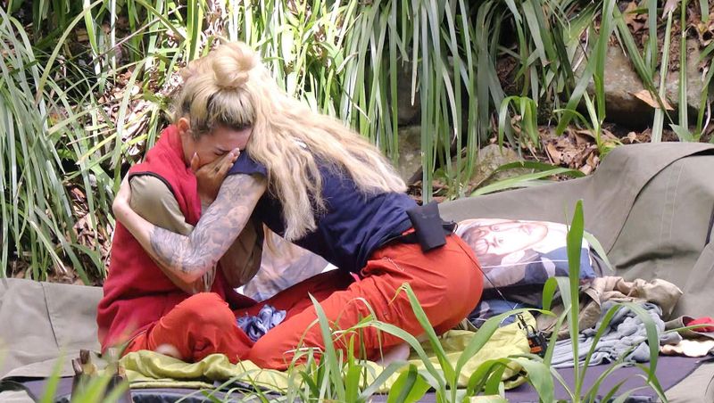 Mirja du Mont tröstet die um ihren Vater trauernde Ariel.