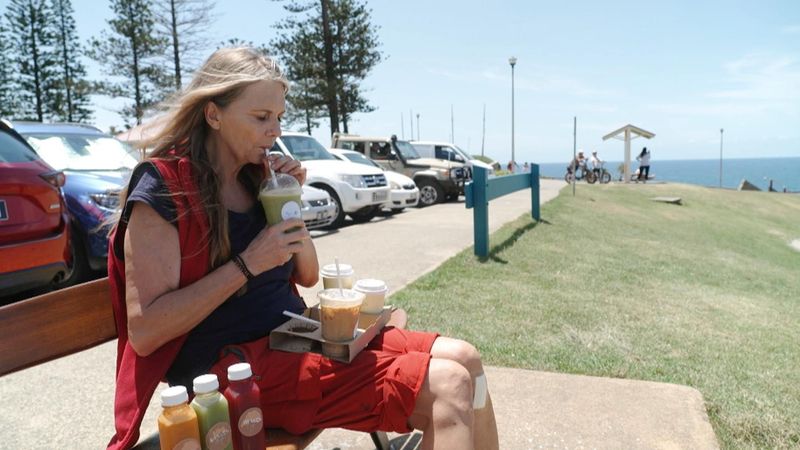 Nicole musste schon vorher gehen. Zurück in der Zivilisation gönnte sie sich diverse Getränke im Café. 
