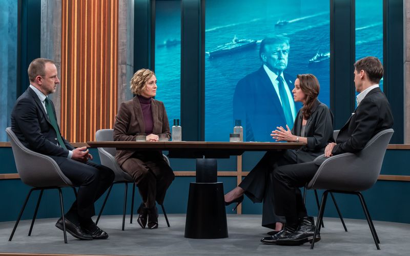 Caren Miosga (zweite von links) diskutierte mit ihren Gästen Peter Neumann, Natalie Amiri und Daniel Gerlach über Donald Trumps Haltung im Iran-Konflikt.