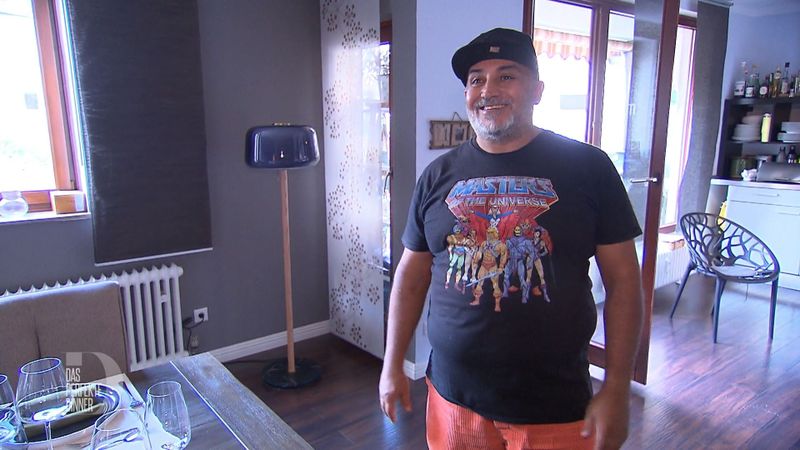 Bei der Tischdeko hat Musti nichts dem Zufall überlassen, die Abstände von Besteck und Tellern sind exakt bemessen.
