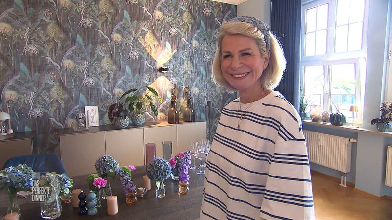 Martina hat ein Händchen für stilvolle Dekoration, deshalb passt der gedeckte Tisch zur Zimmerwand.
