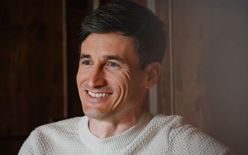 Skispringen fasziniert die Deutschen. Eben noch bei der Vierschanzentournee und nun bei den Olympischen Winterspielen Milano Cortina 2026. Olympiasieger Martin Schmitt, der für Eurosport kommentiert, erklärt einen Sport, der so einfach aussieht, dabei aber oft nur schwer zu verstehen ist. 