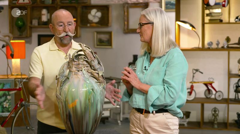 In der Montagsausgabe der ZDF-Trödelshow "Bares für Rares" zeigte sich Horst Lichter sichtlich angetan, als er die Expertise unterstützen durfte. Denn Friederike Werner wagte sich nicht allein an die außergewöhnliche KPM-Vase. Am Ende zitterte aber nur der Verkäufer, als der enorme Schätzpreis fiel: "Leck mich am ..."