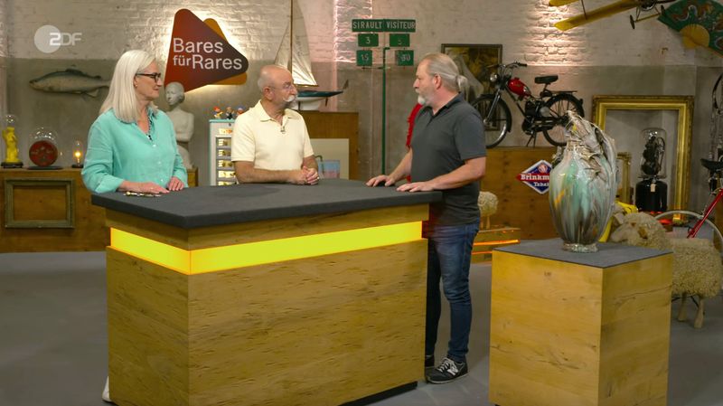 Die Bodenvase begleitete Stephan aus Nürnberg schon seit seiner Jugend. Einst stand sie im Schlafzimmer seines Onkels - ein vertrauter Anblick "auf dem Flokati", erzählte er. Heute wirkte das Erbstück auf ihn eher fremd: "Strange, sehr ausgefallen" und sogar "exotisch". Deshalb solle es verkauft werden. 