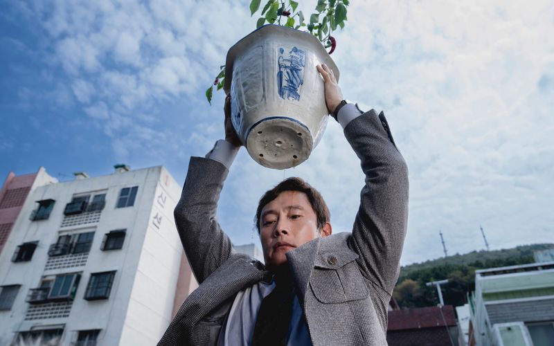 Um sich im Kampf um einen neuen Job gegen die Konkurrenz durchzusetzen, greift Man-soo (Lee Byung-hun) in "No Other Choice" zu drastischen Mitteln.