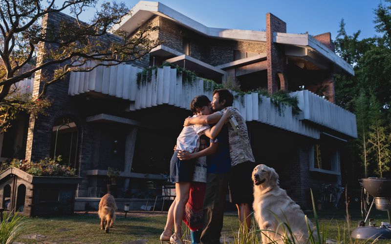 Man-soo (Lee Byung-hun) führt mit seiner Familie ein schönes Leben, bis er unterwartet seinen Job verliert.