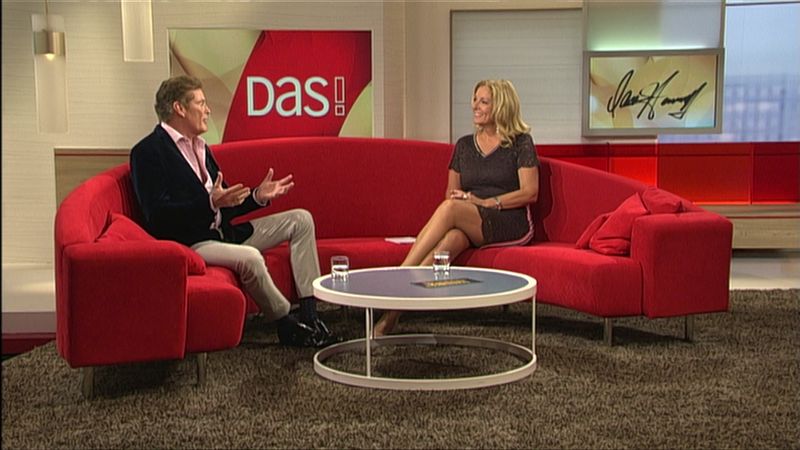 Bettina Tietjen begrüßt einen prominenten Gast: Auch David Hasselhoff nahm auf dem roten Sofa Platz.